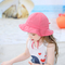 Ευρύ καπέλο παιχνιδιού παιδιών χείλων μικρών παιδιών με το καπέλο ήλιων λουριών πηγουνιών χτυπημάτων λαιμών