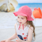 Ευρύ καπέλο παιχνιδιού παιδιών χείλων μικρών παιδιών με το καπέλο ήλιων λουριών πηγουνιών χτυπημάτων λαιμών